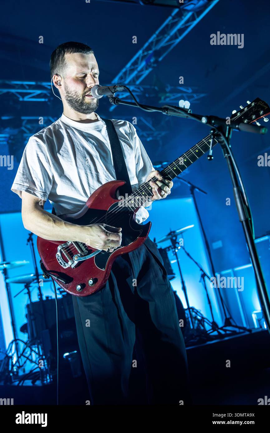 Milan Italie. 06th feb 2026. Le groupe de rock indépendant anglais WHITE LIES se produit en direct sur scène au Magazzini Generali lors de la « Night Lies Tour ». Banque D'Images