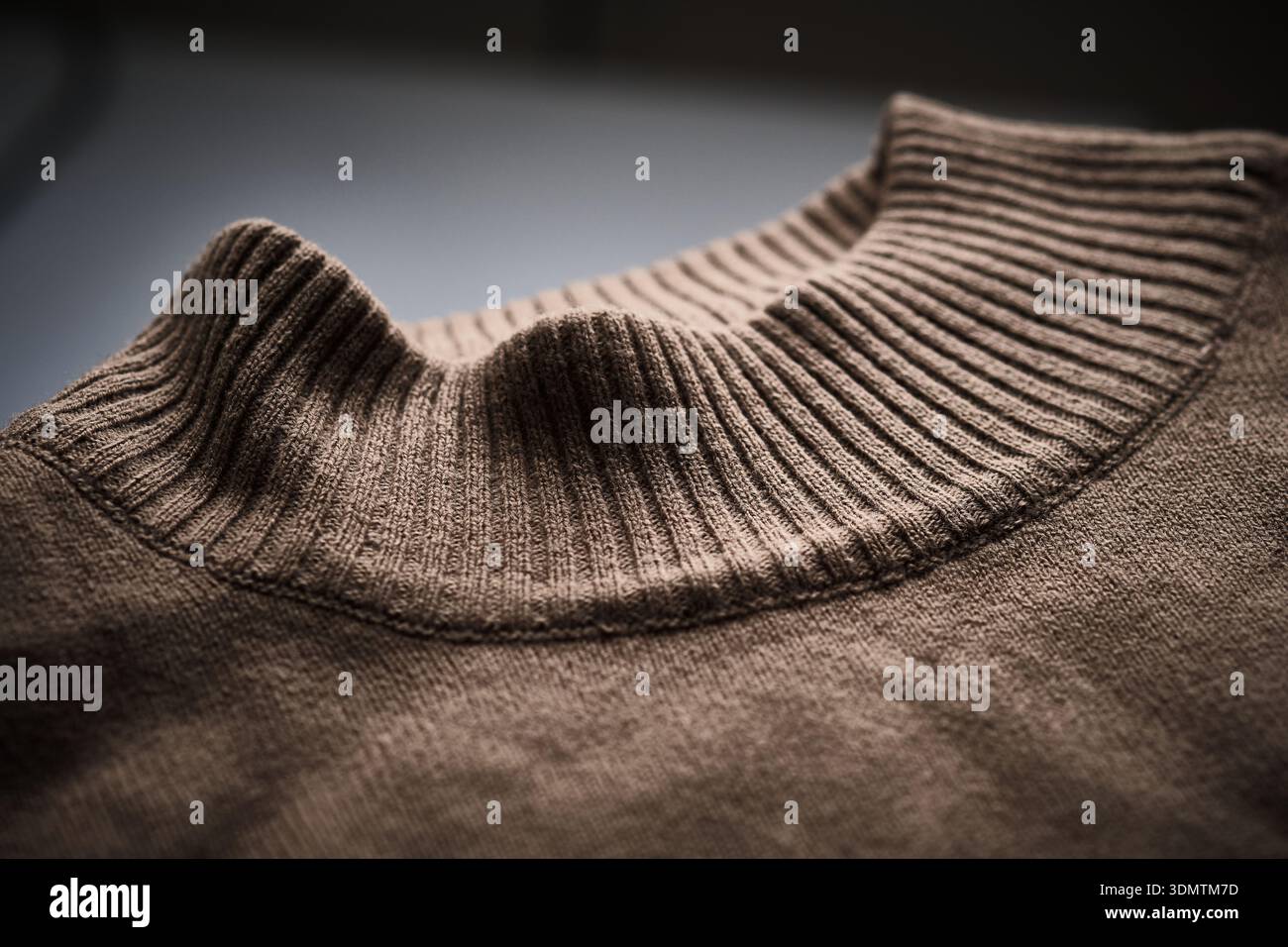 Tissu col chandail côtelé texturé dans une lumière douce Banque D'Images