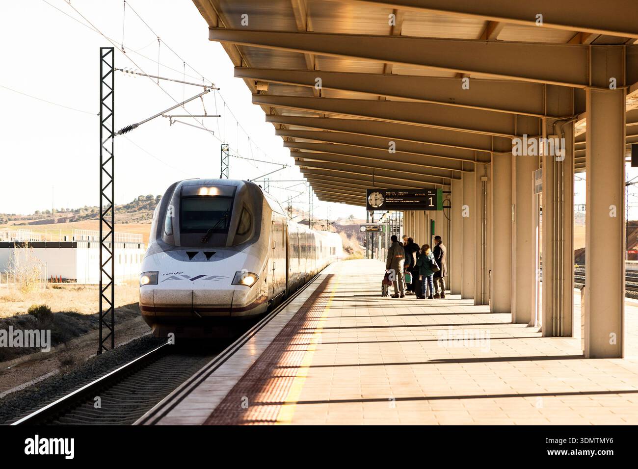 Un train arrive au quai de la gare de Cuenca, Espagne. Banque D'Images