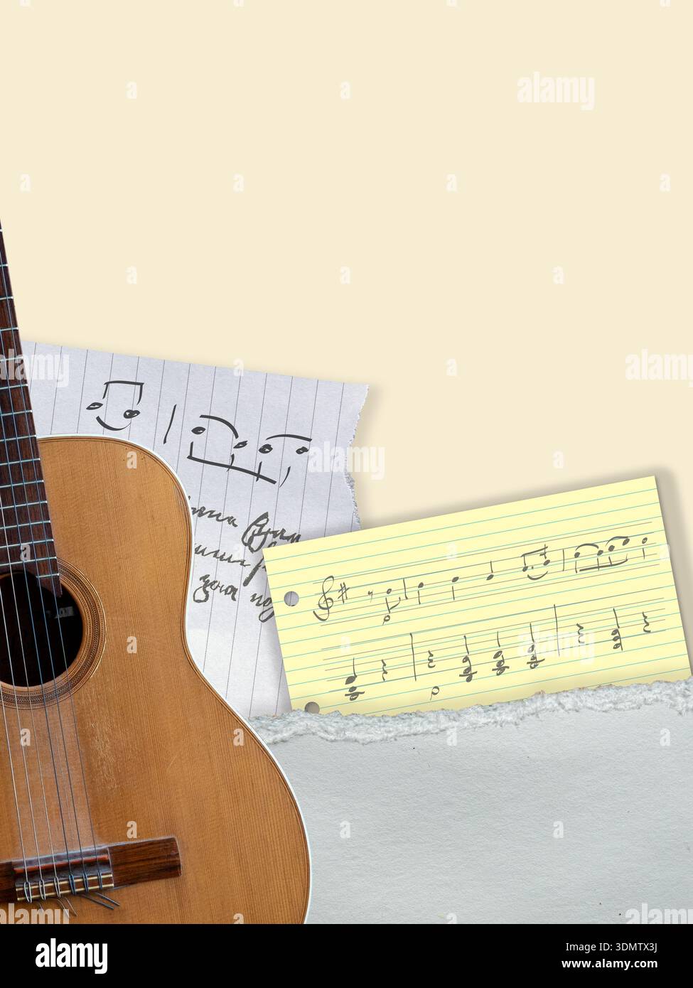 Collage de guitare acoustique, papier et une feuille de papier jaune avec des notes de musique manuscrites. Image avec espace de copie. Banque D'Images