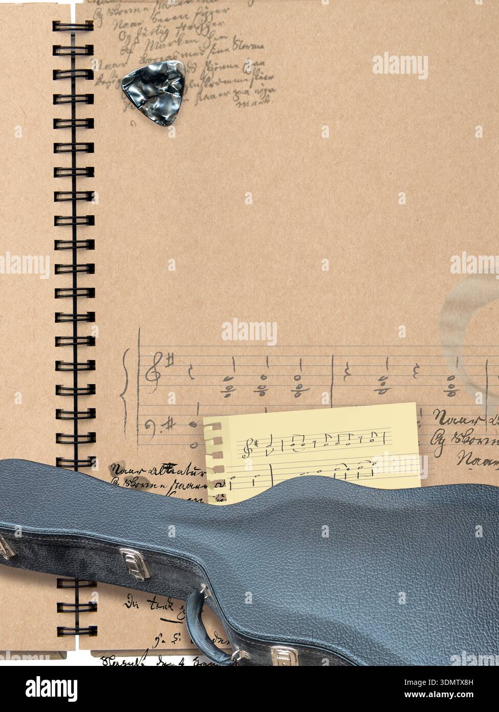 Collage d'étui de guitare acoustique, papier, crayon et une feuille de papier avec des notes de musique manuscrites. Image avec espace de copie. Banque D'Images