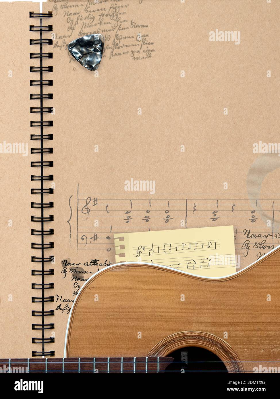 Collage de guitare acoustique, papier, crayon et une feuille de papier avec des notes de musique manuscrites. Image avec espace de copie. Banque D'Images