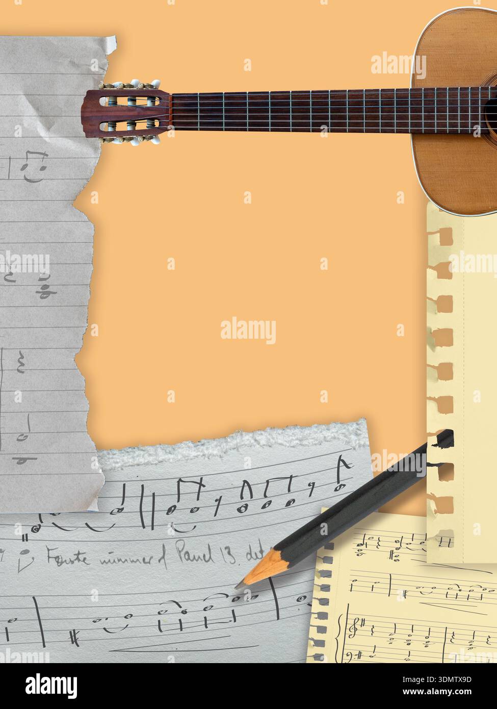 Collage de guitare acoustique, papier, crayon et une feuille de papier avec des notes de musique manuscrites. Image avec espace de copie. Banque D'Images