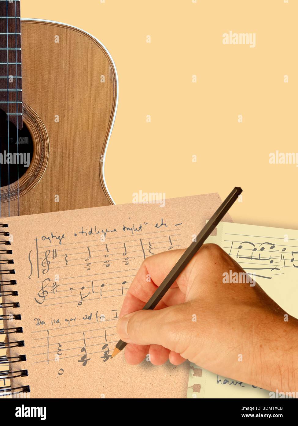 Collage de guitare acoustique, écriture à la main sur papier, avec un crayon et une feuille de papier avec des notes de musique manuscrites. Image avec espace de copie. Banque D'Images