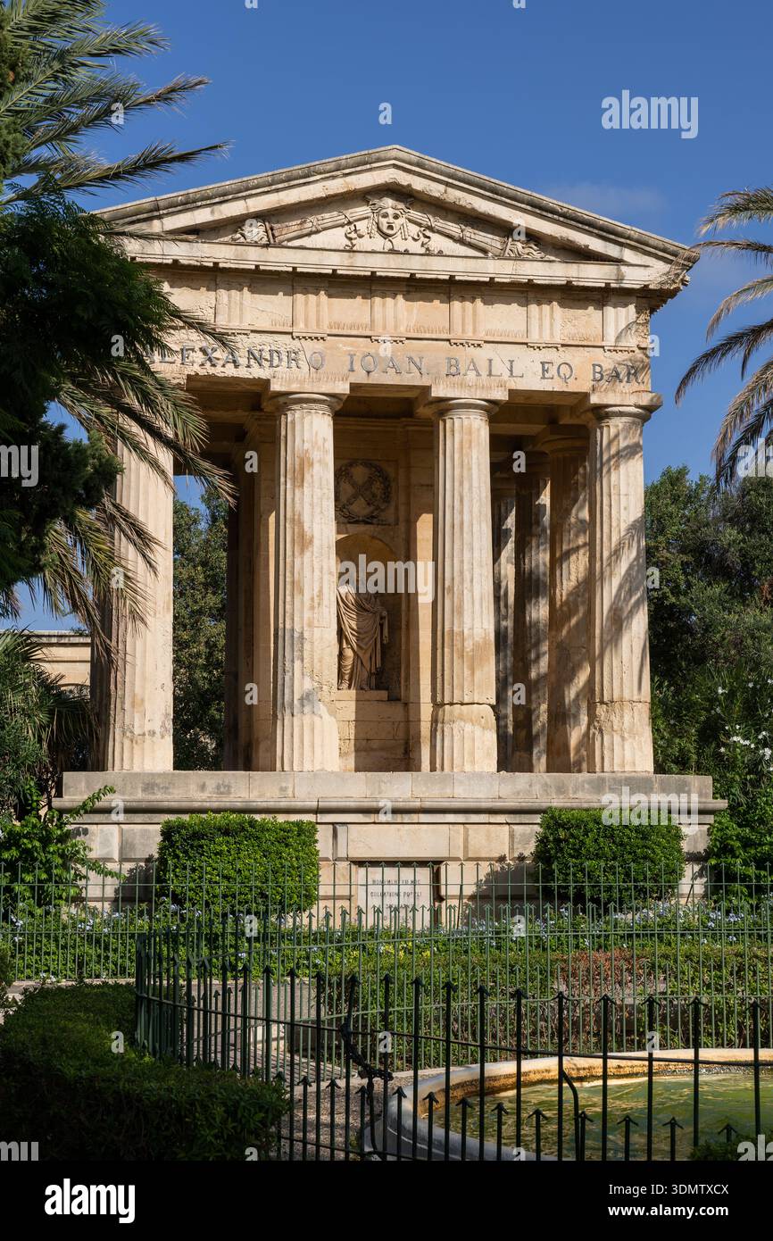 Monument à Sir Alexander Ball de 1810 dans les jardins de Lower Barrakka à la Valette, Malte. Banque D'Images