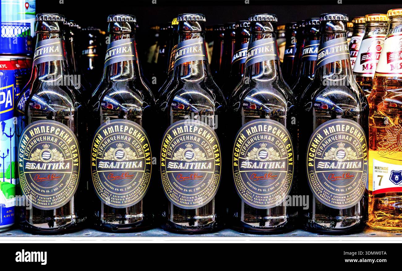 Samara, Russie - 25 mai 2025 : Baltika Russian Imperial Stout bière en bouteille alcoolisée sur l'étagère dans un grand magasin. Boissons alcoolisées et drin de spiritueux Banque D'Images