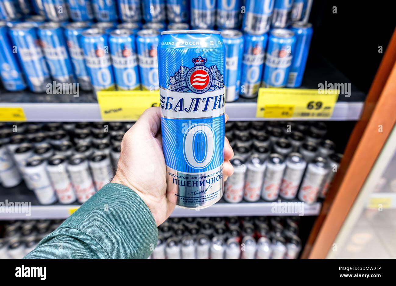 Samara, Russie - 25 mai 2025 : Baltika bière non alcoolisée dans la main. Boissons non alcoolisées et autres boissons Banque D'Images