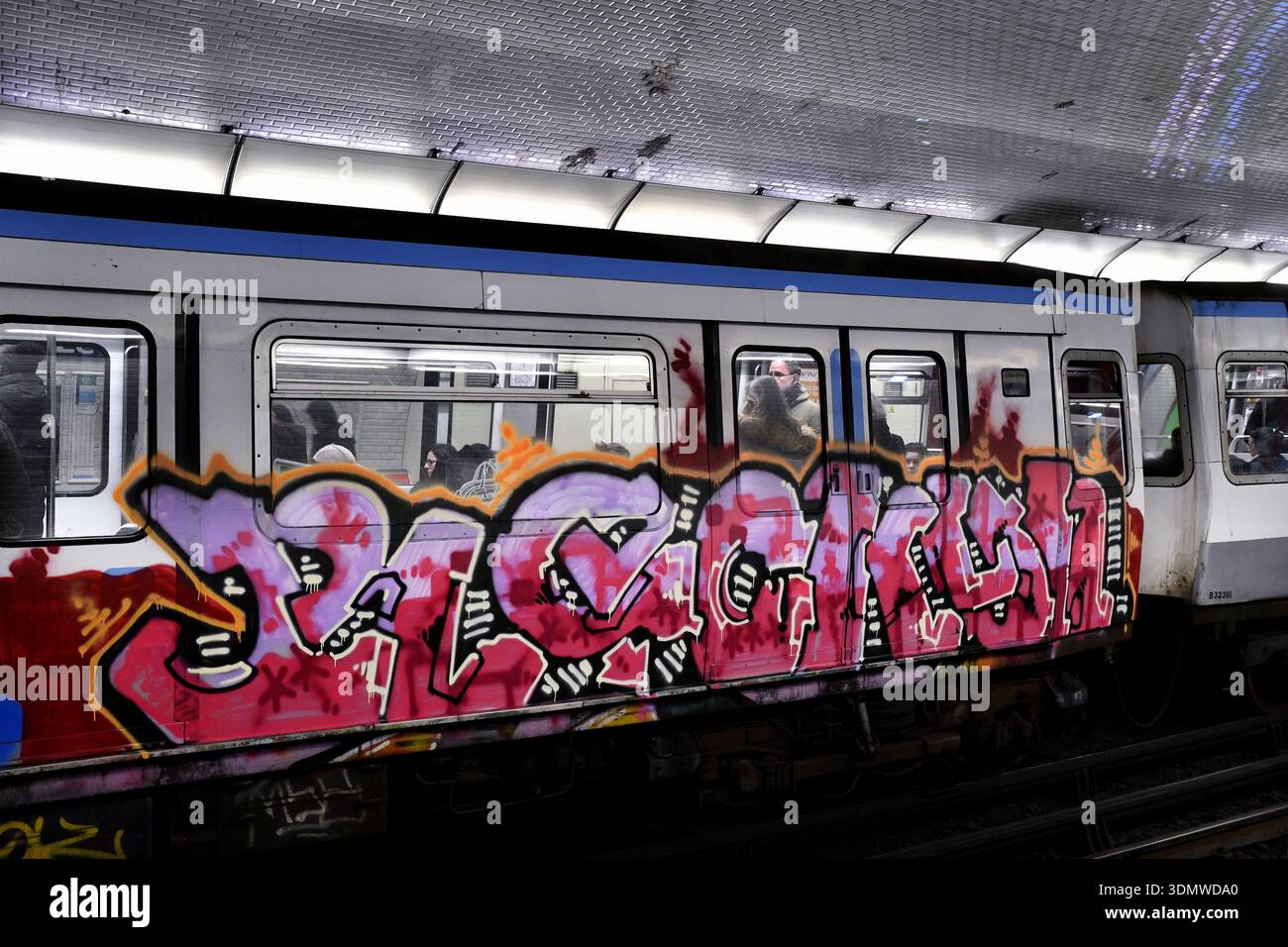 un train du métro parisien graffité garé dans une station souterraine - Paris - France Banque D'Images