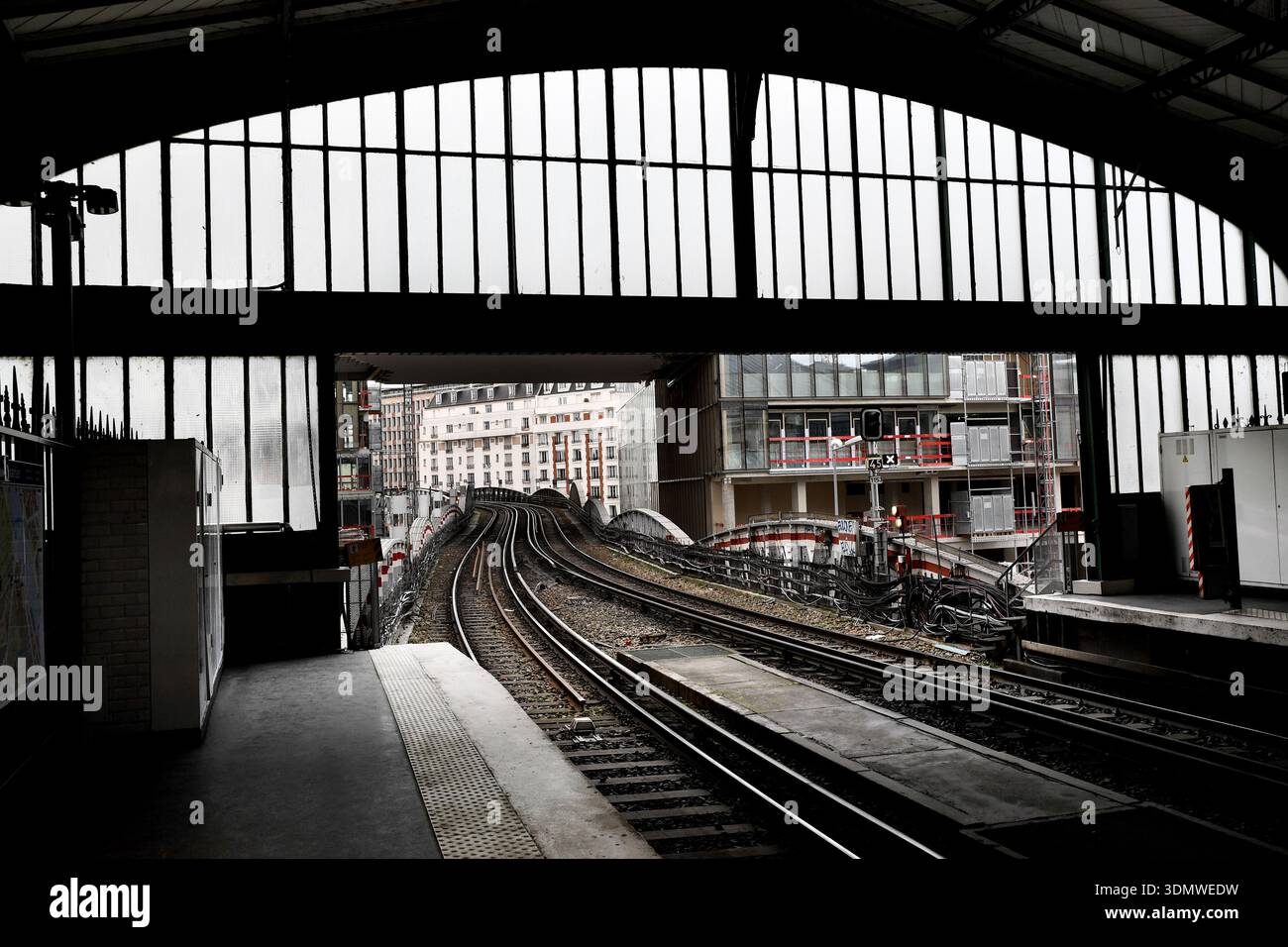 Ligne de métro aérien à Paris - France Banque D'Images