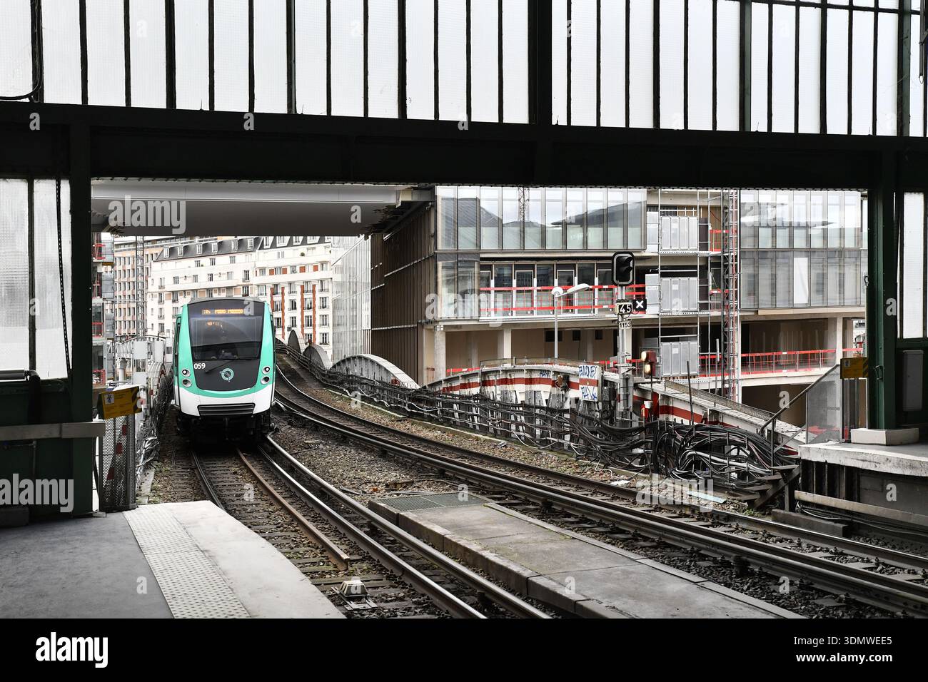La plateforme surélevée de la station Stalingrad du métro parisien Banque D'Images