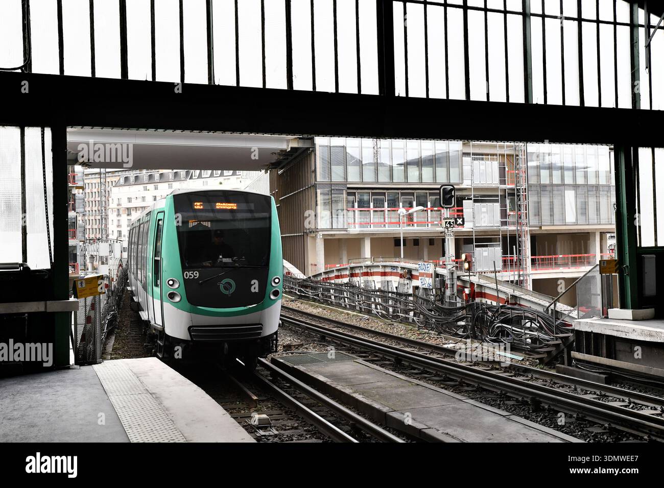 La plateforme surélevée de la station Stalingrad du métro parisien Banque D'Images