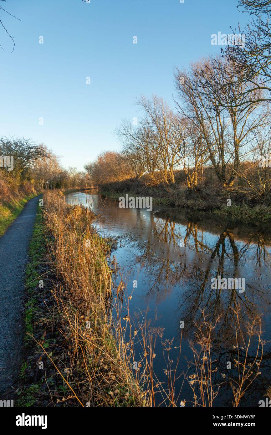 La piste de remorquage du canal Union près de Sighthill à la périphérie d'Édimbourg, en Écosse Banque D'Images