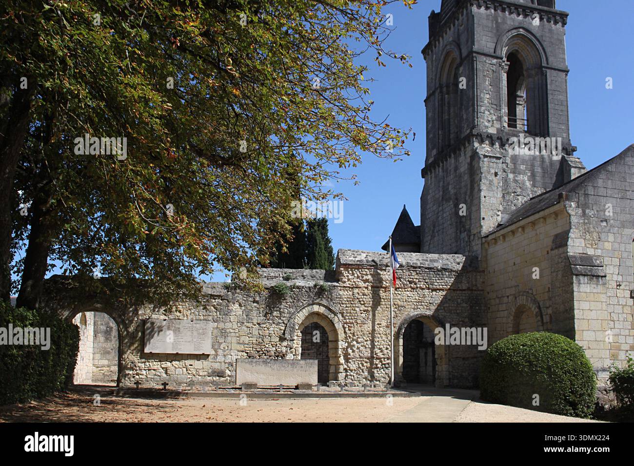 Le mémorial dans le cimetière de Saint Eusèbe, Gennes, aux cadets de cavalerie tués lors de la bataille de Saumur comprend le compositeur Jehan Alain. Banque D'Images