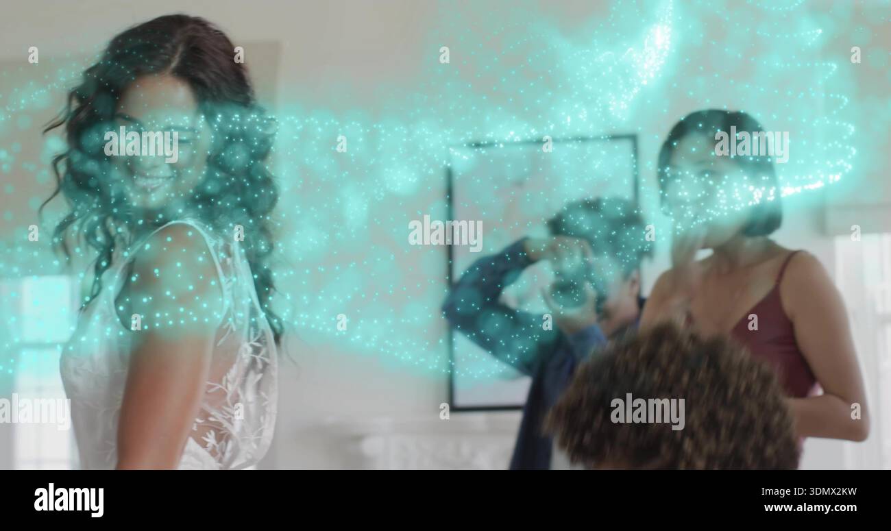 Femme souriante en robe de dentelle blanche debout à la maison, tenant la caméra, les particules sarcelle, l'espace de copie Banque D'Images