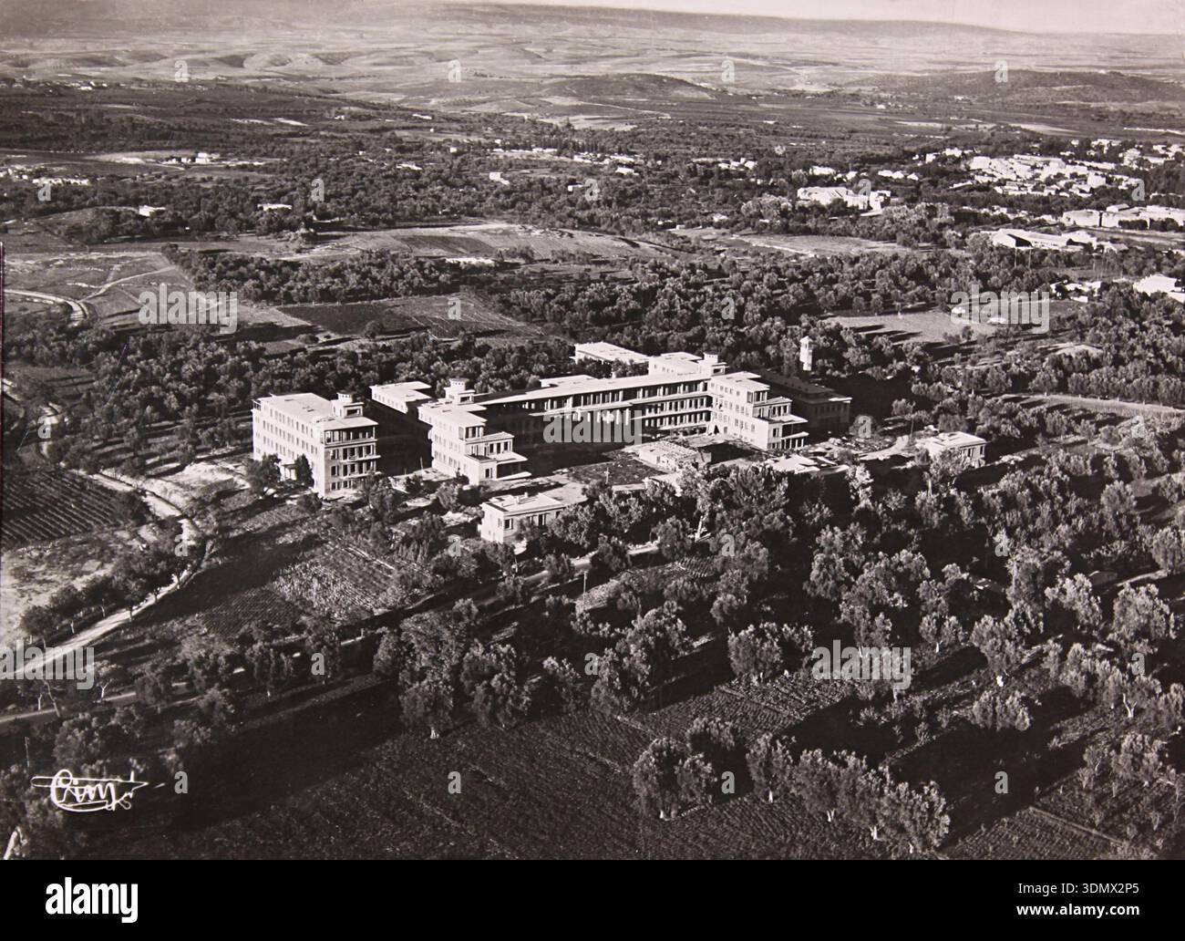 Carte postale timbrée 1956 montrant une vue aérienne de l'hôpital récemment achevé de Tlemcen, Algérie. Banque D'Images
