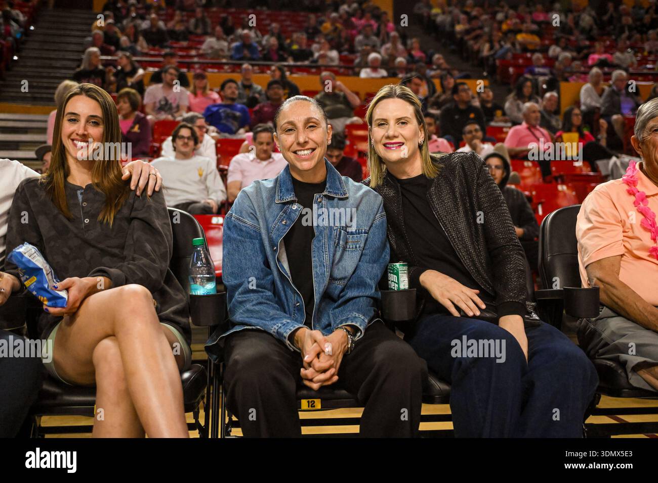 Les anciens joueurs de WNBA Phoenix Mercury gardent Diana Taurasi avec son épouse Penny Taylor en présence dans la première moitié du GA basket-ball de la NCAA Banque D'Images
