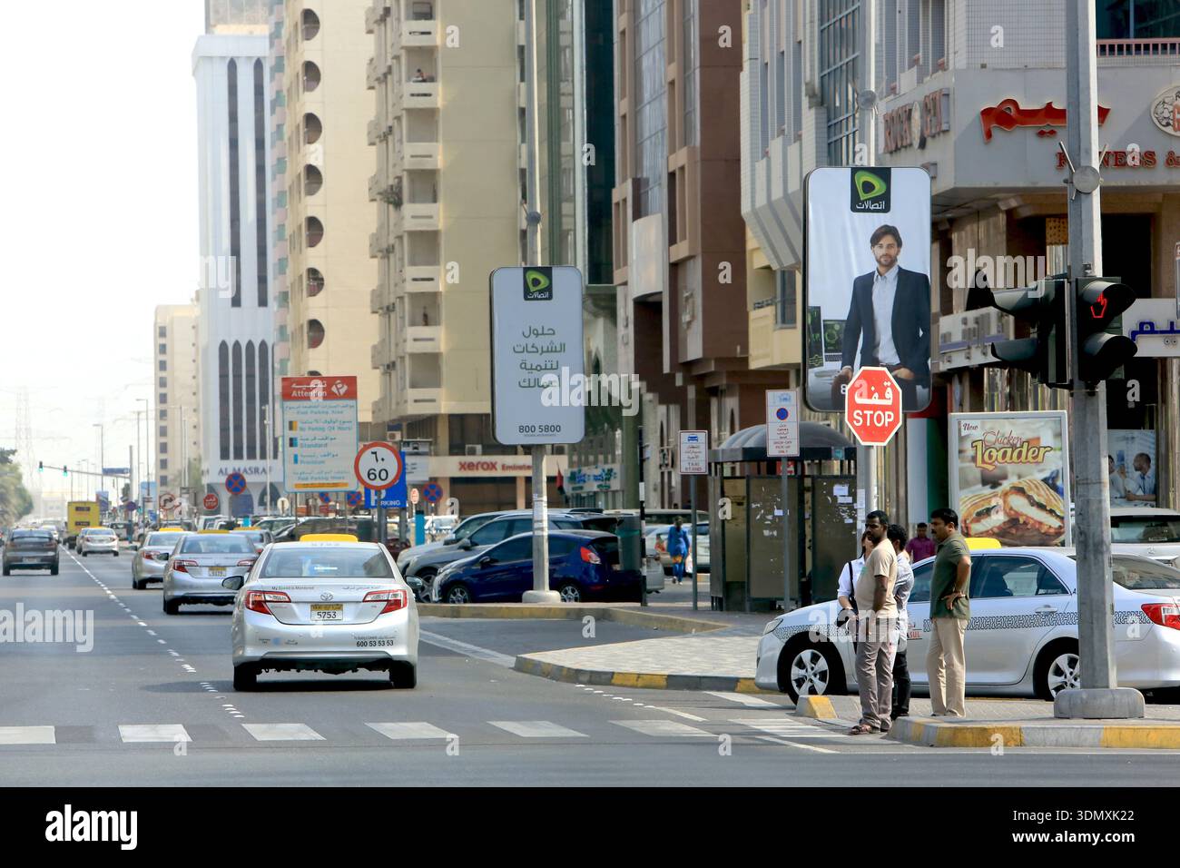 Piéton de passage. Abou Dhabi. Emirats Arabes Unis. / Passage pour piétons. Emirat d'Abu Dhabi. Emirats Arabes Unis. Moyen-Orient. Asie du Sud-Ouest. Banque D'Images