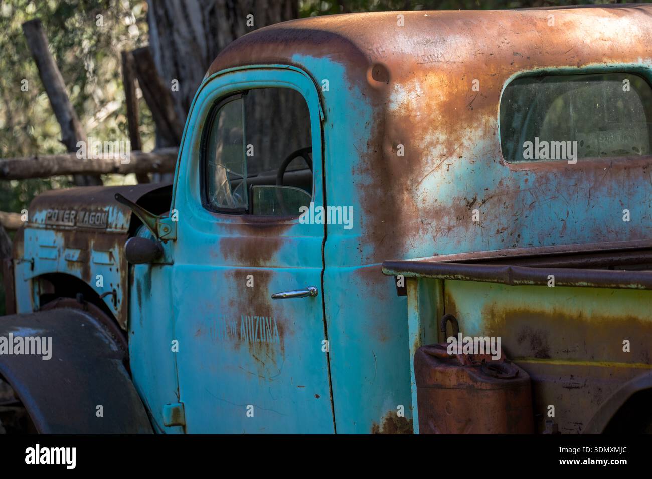 Une camionnette classique Dodge Power Wagon rouille lentement et se dissout dans le désert de l'Arizona Banque D'Images