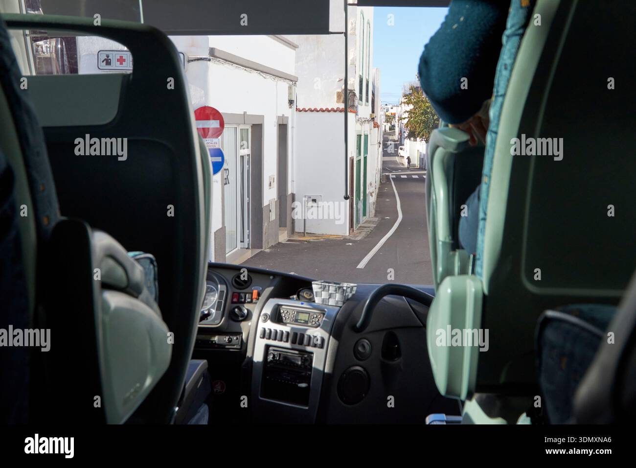 circuit touristique en autocar conduisant à travers les rues étroites d'agaete, gran canaria, îles canaries, espagne Banque D'Images