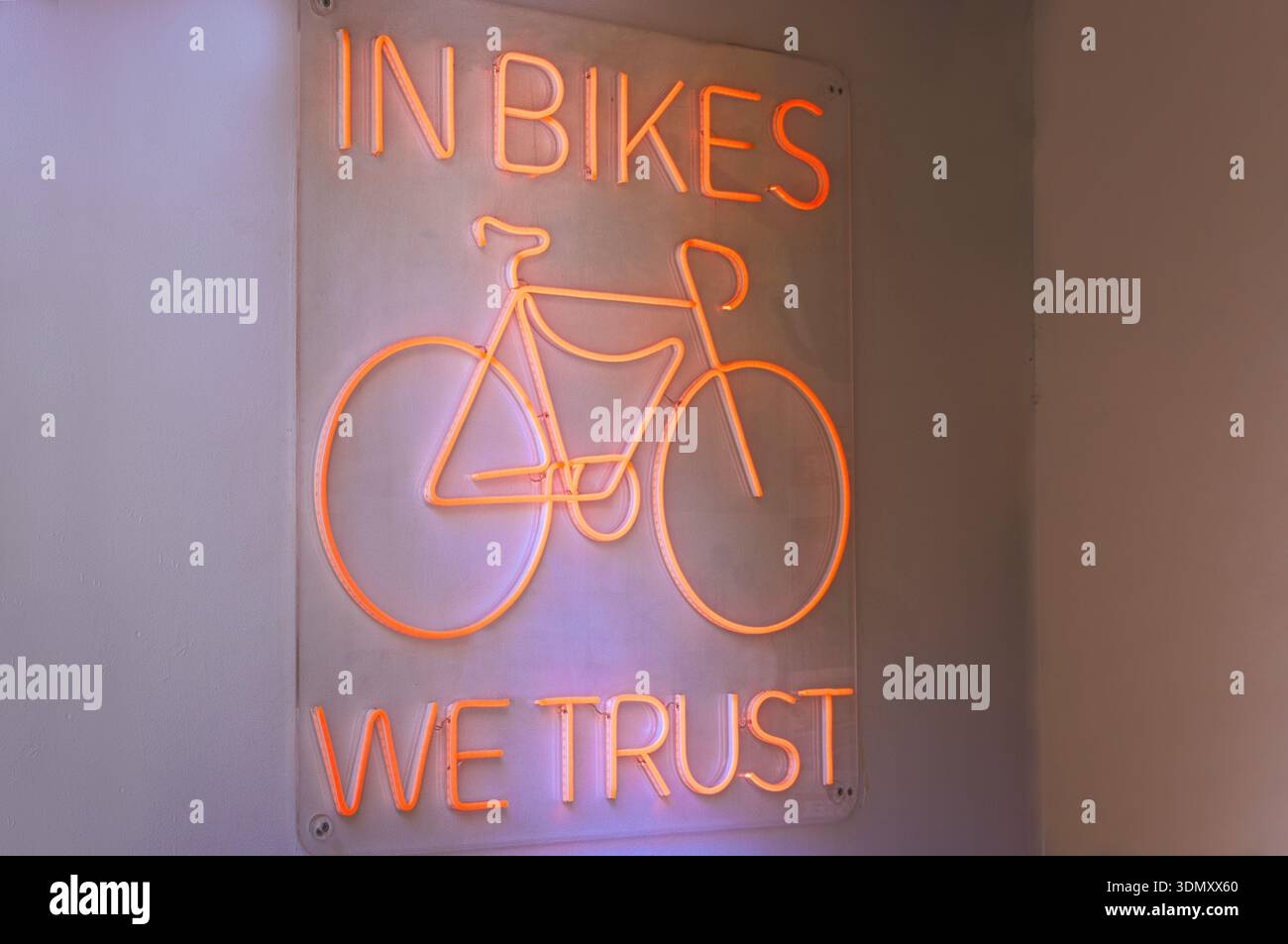 Enseigne au néon pour la location de vélos. Nous faisons confiance aux vélos. Banque D'Images