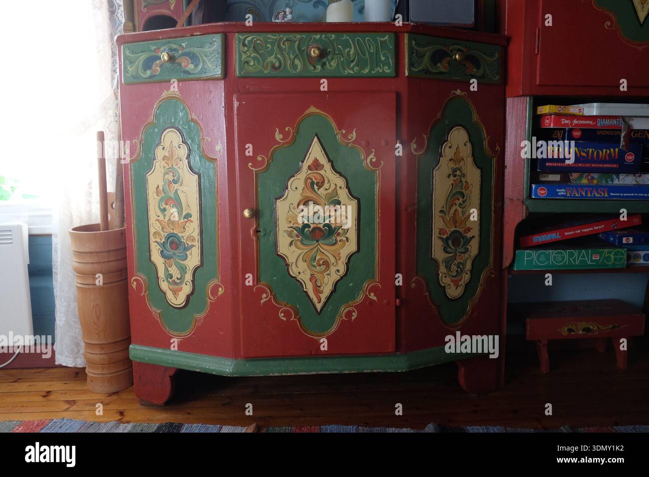 Geilo, Norvège – janvier 2026 : armoire en bois traditionnelle norvégienne peinte au romarin à l'intérieur d'une cabane de montagne. Banque D'Images