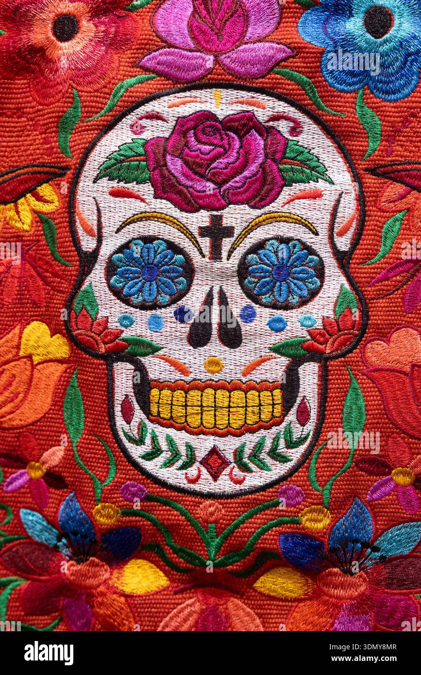 Motif crâne de sucre brodé aux couleurs vives, reflétant les traditions et l'artisanat mexicains de Tulum. Une célébration de la culture et Banque D'Images