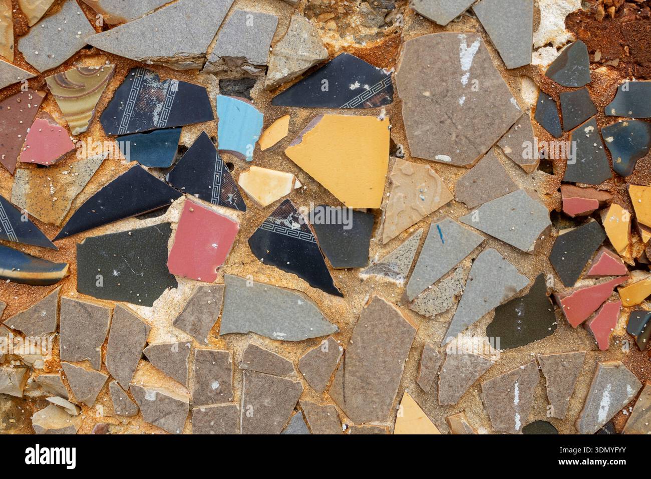 Mur de mosaïque en éclats de céramique colorés Banque D'Images