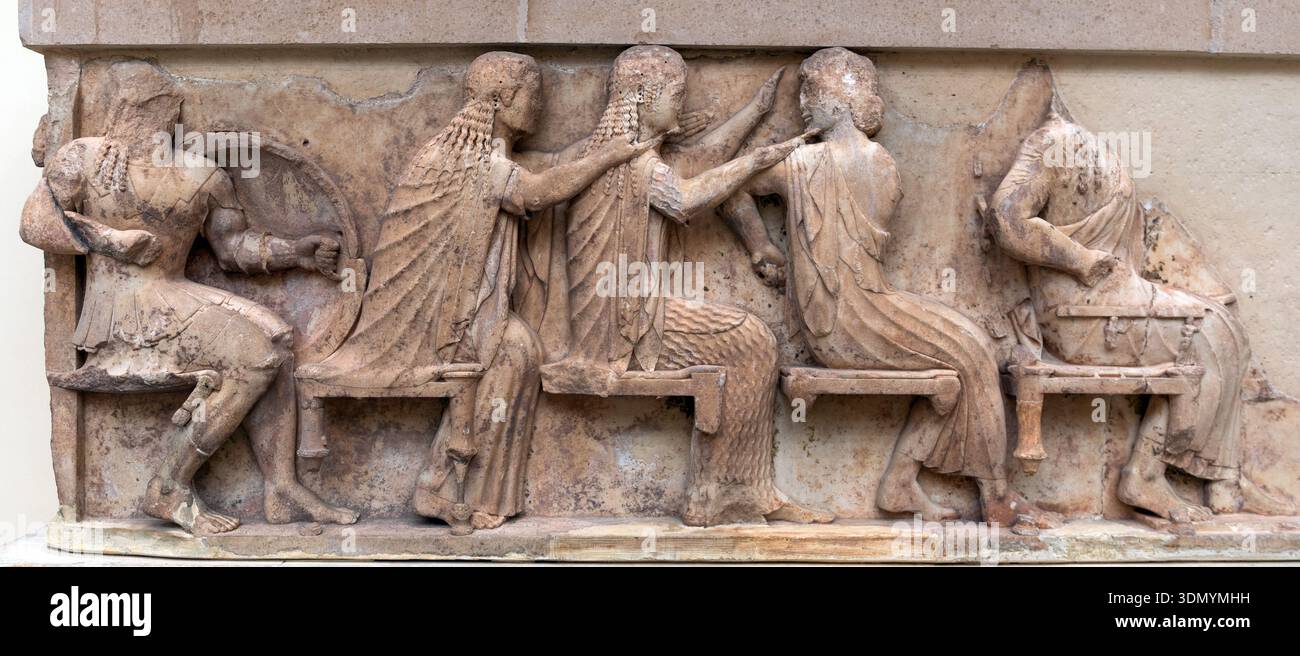 Sculpture grecque antique en relief de la frise orientale du Trésor siphnien, montre l'Assemblée des Dieux Banque D'Images