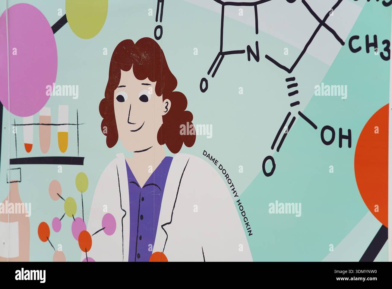 Portrait mural vibrant de Dame Dorothy Hodgkin avec diagramme de molécules de pénicilline et éléments de laboratoire, hommage au chimiste Nobel. Cambridge, Angleterre Banque D'Images