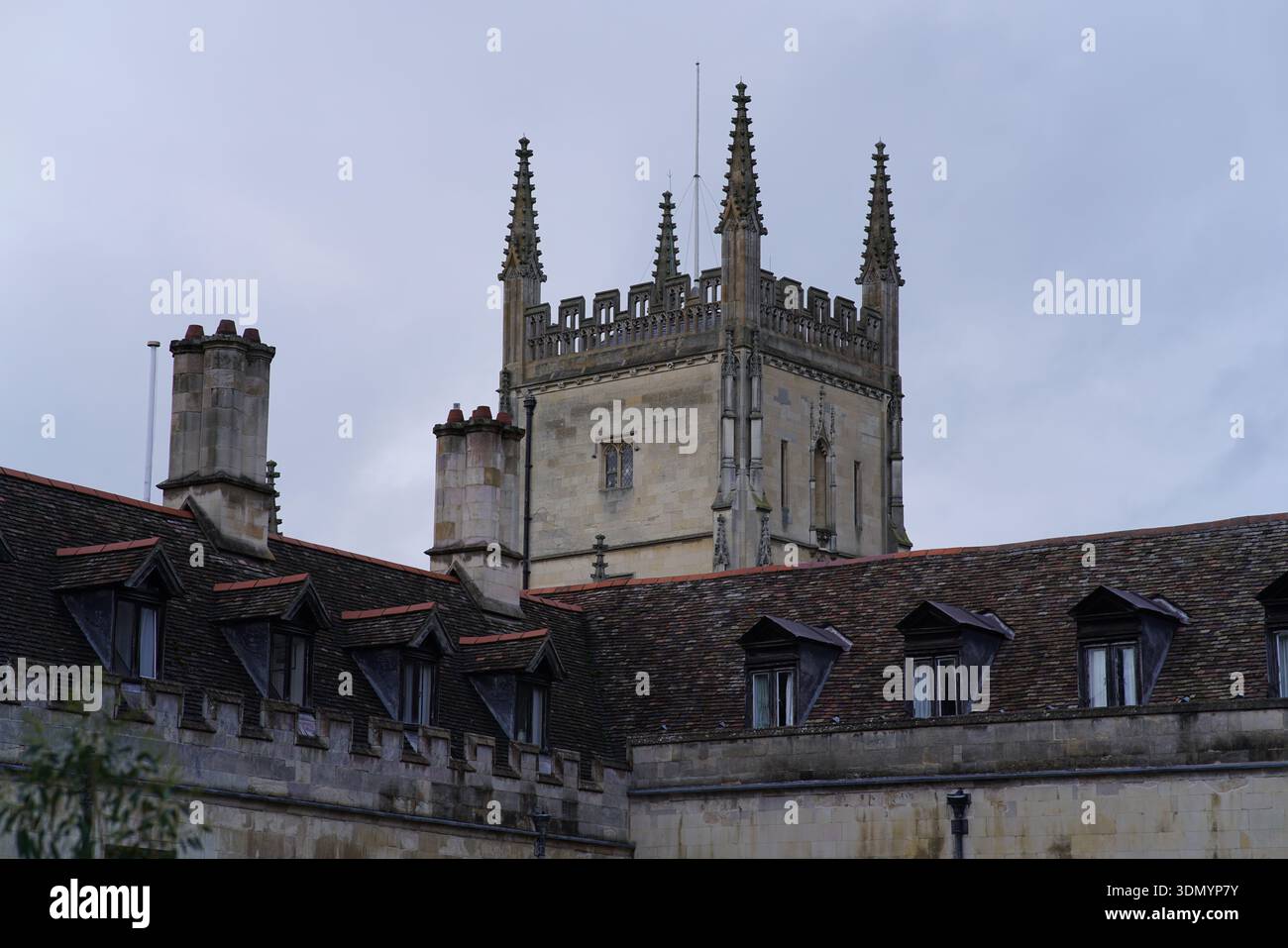 Tour gothique emblématique avec des pinacles dans un collège historique de l'Université de Cambridge sous ciel nuageux.Cambridge, Angleterre Banque D'Images