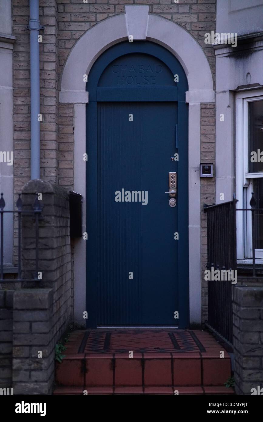 Élégante porte d'entrée arquée sarcelle avec lumière en éventail sur la maison historique en brique à Cambridge.Cambridge, Angleterre Banque D'Images