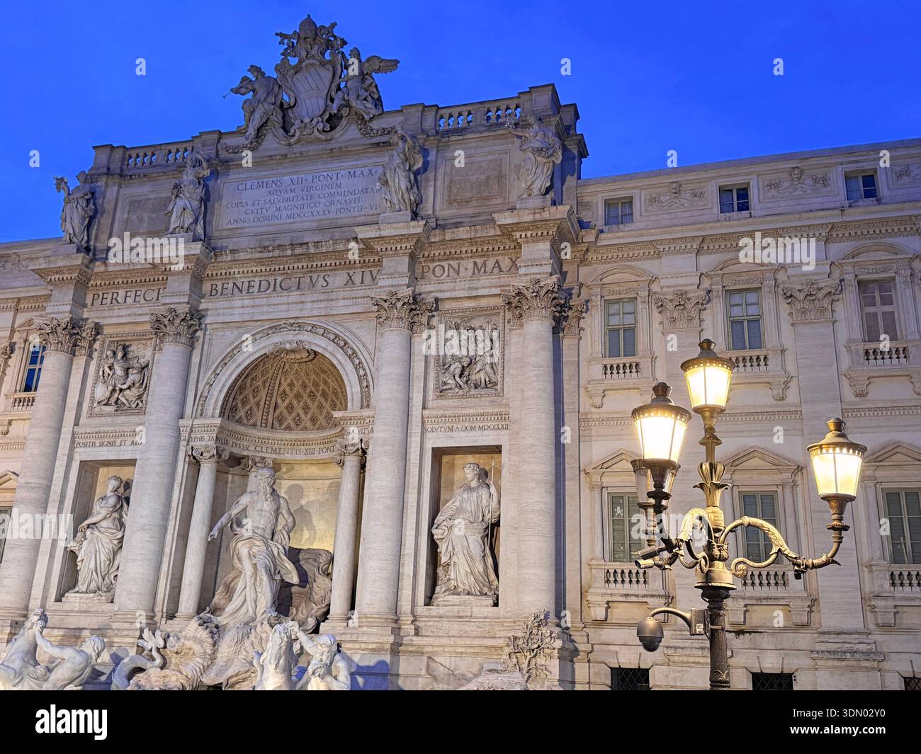 La fontaine est intégrée dans la façade du Palazzo poli, mettant en valeur des colonnes corinthiennes et des reliefs élaborés. Banque D'Images