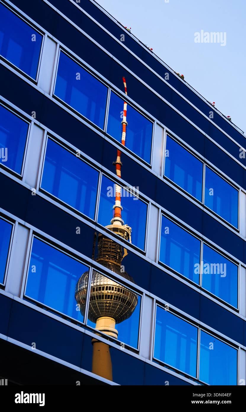 Réflexion de la tour de télévision dans la façade en verre moderne de bâtiment de bureaux, ambiance du soir d'or bleu, Berlin Mitte Allemagne Banque D'Images