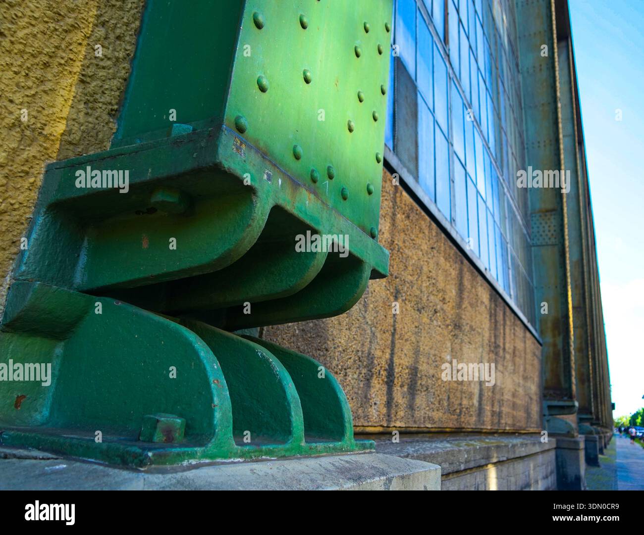 AEG Turnine Factory (Turbinenfabrik) architecture industrielle, détail de colonne en acier riveté, Berlin Moabit Allemagne Banque D'Images