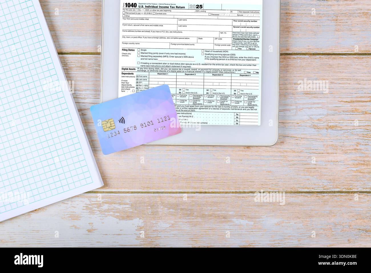 Federal 1040 formulaire fiscal, carte de crédit sont placés dans l'espace de travail de la comptabilité préparation de la préparation pour la déclaration de l'impôt. Banque D'Images