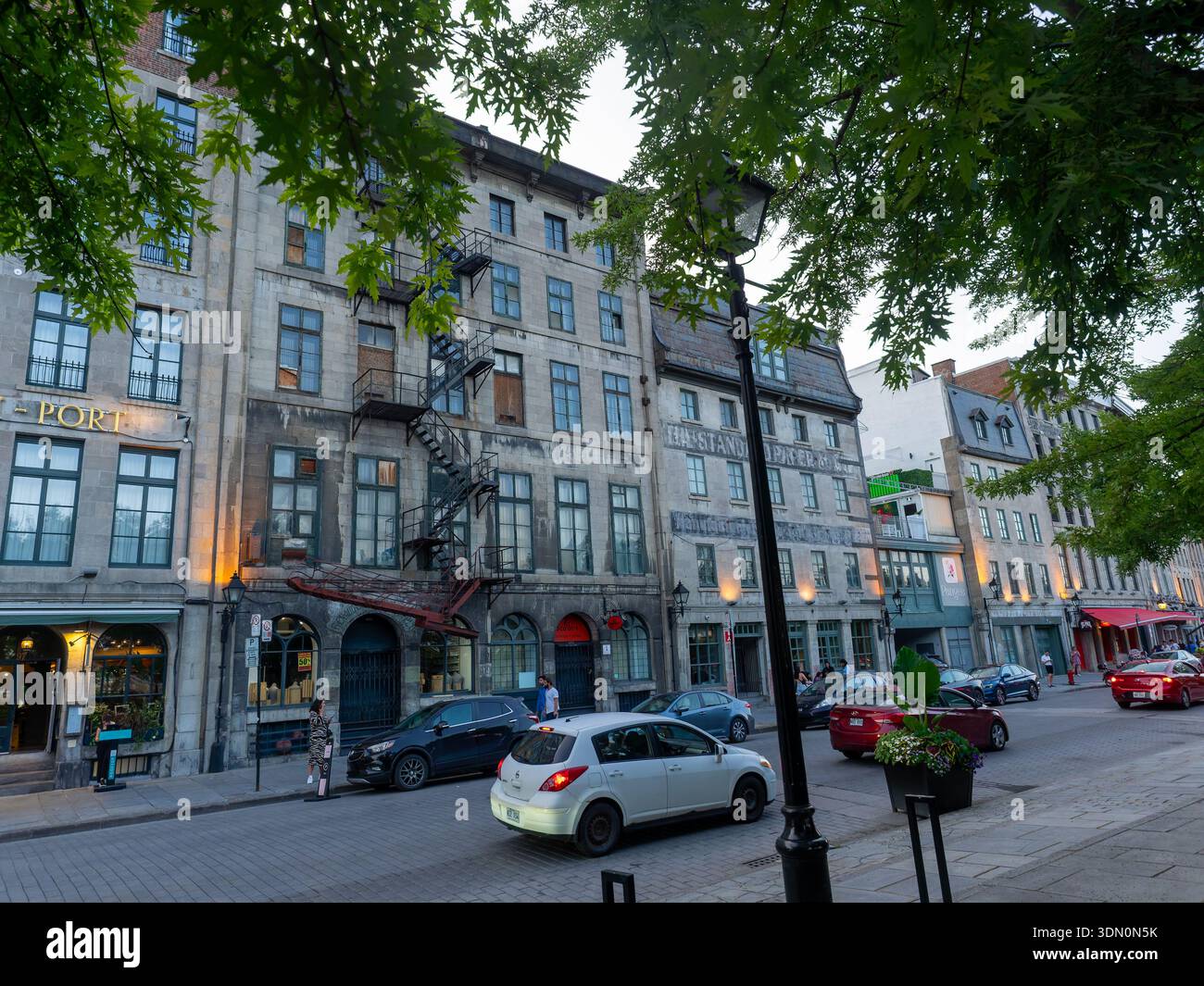 Rue de la commune dans le Vieux-Montréal, Québec, Canada. Banque D'Images