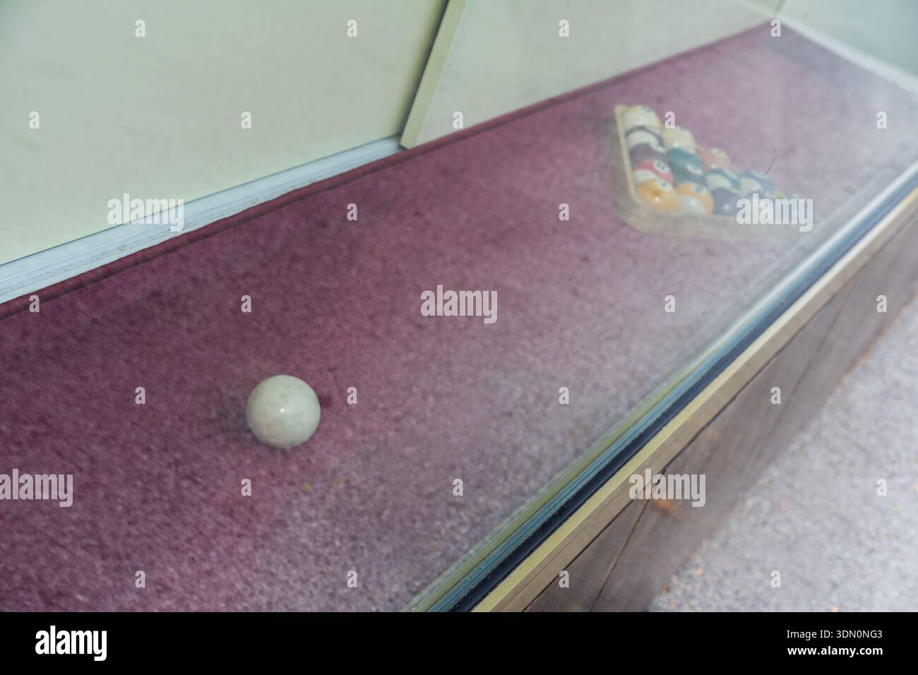 Un petit tapis sur une marche montre des boules de billard, la boule blanche de queue est séparée tandis que les boules numérotées forment un triangle, créant un graphique de sol ludique i. Banque D'Images