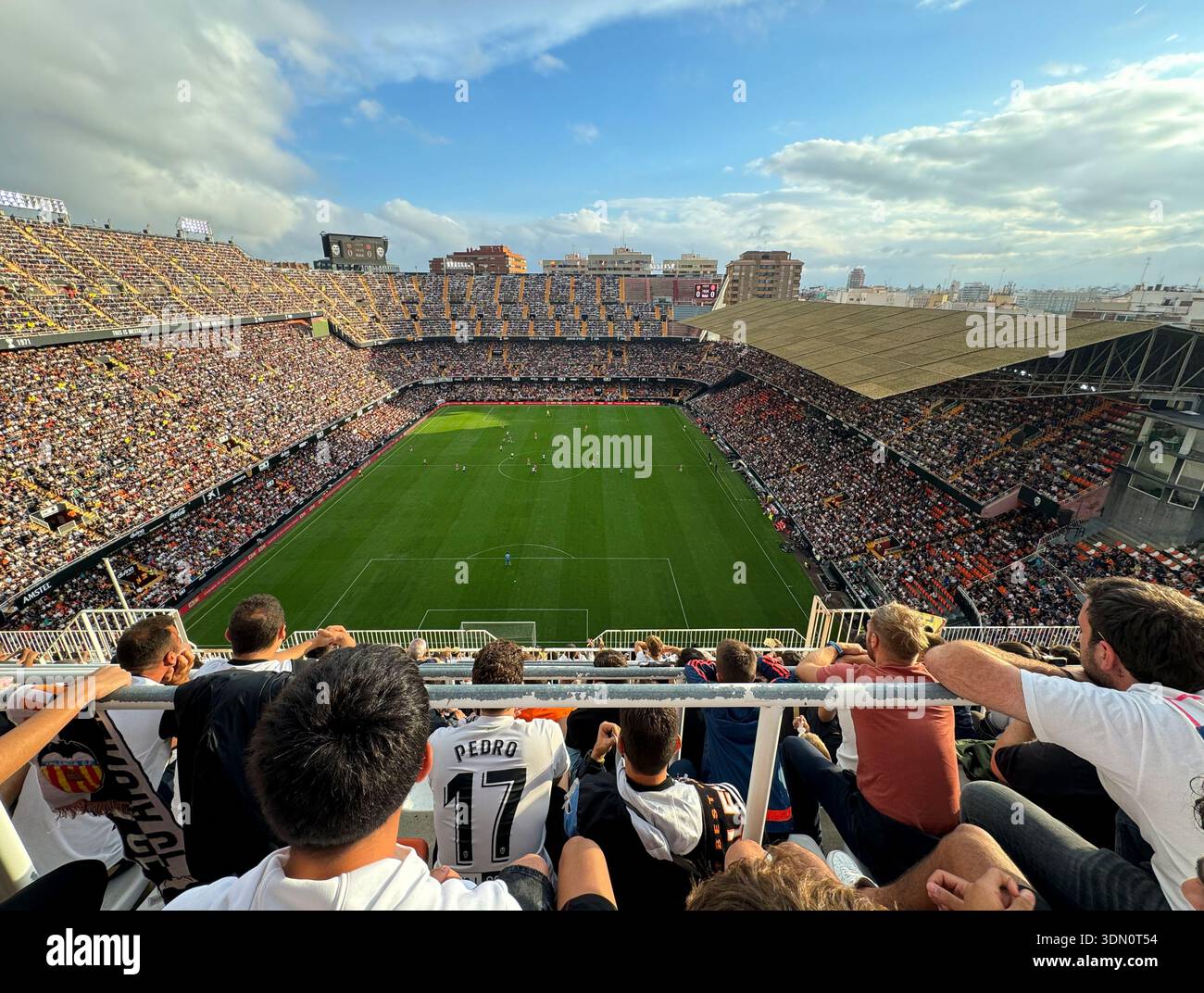 Les fans assistent à un match de football de la Liga Valencia CF au stade Mestalla de Valence, en Espagne. Banque D'Images