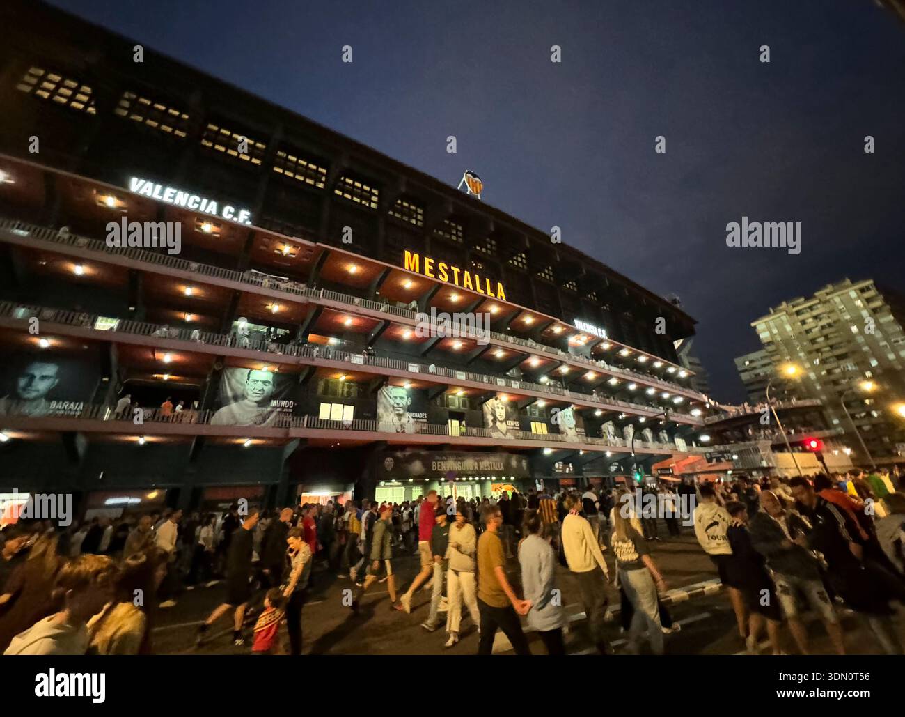 Les fans marchent devant le stade Mestalla à Valence, en Espagne, après un match de football de la Liga Valencia CF. Banque D'Images