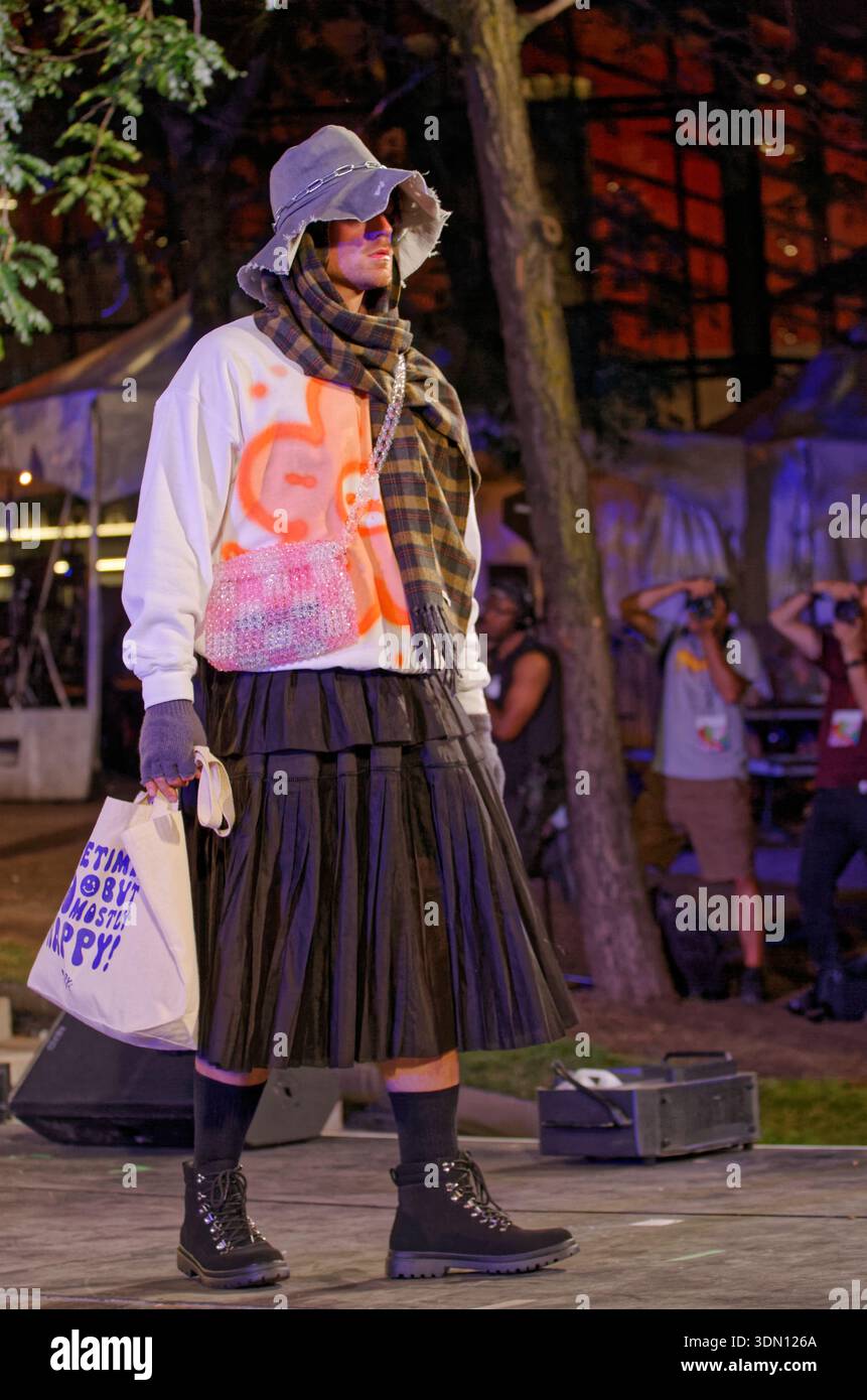 Un mannequin masculin pose sur la piste lors du défilé de mode Quebec designers tenu à Montréal, Québec, Canada Banque D'Images