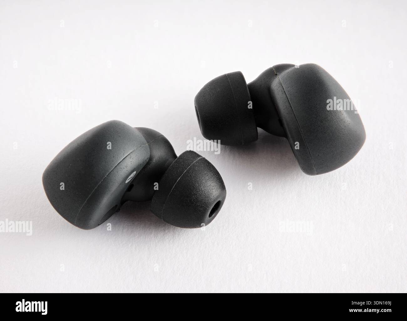 Écouteurs sans fil noirs pour un son portable. Écouter de la musique, des podcasts ou des appels avec la technologie moderne Banque D'Images