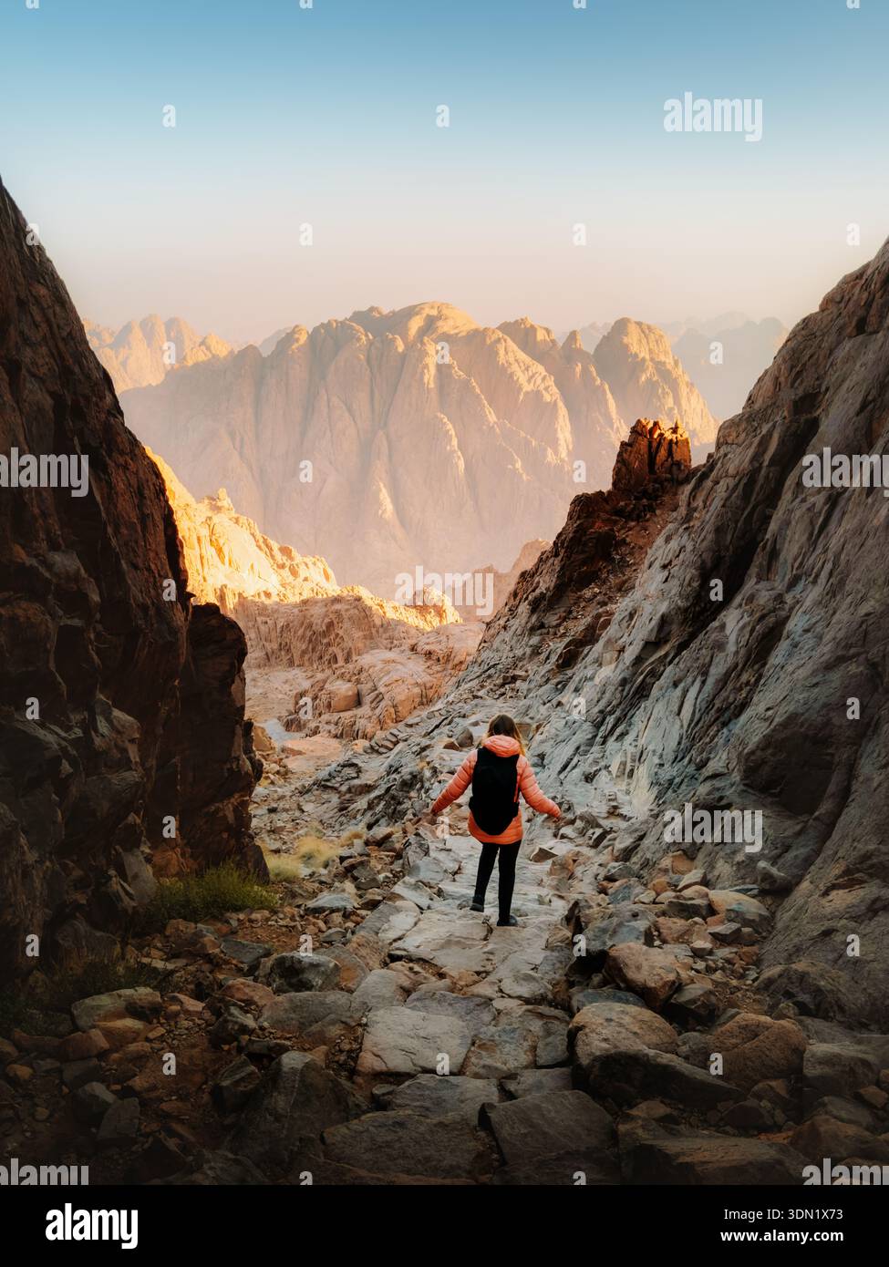 Femme randonnée en Égypte voyage en solo sur le sentier de pèlerinage au mont Moïse, fille routard dans les montagnes rocheuses escalade aventures vacances actives tour outdoo Banque D'Images