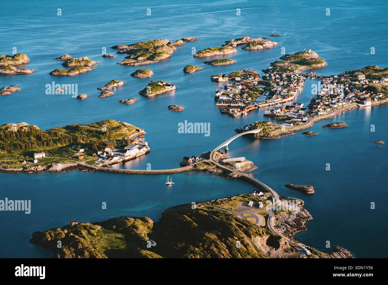 Îles Lofoten vue aérienne sur la mer et les routes du paysage du village de Henningsvaer dans le nord de la Norvège, lieu scandinave célèbre destination de voyage point de repère Banque D'Images