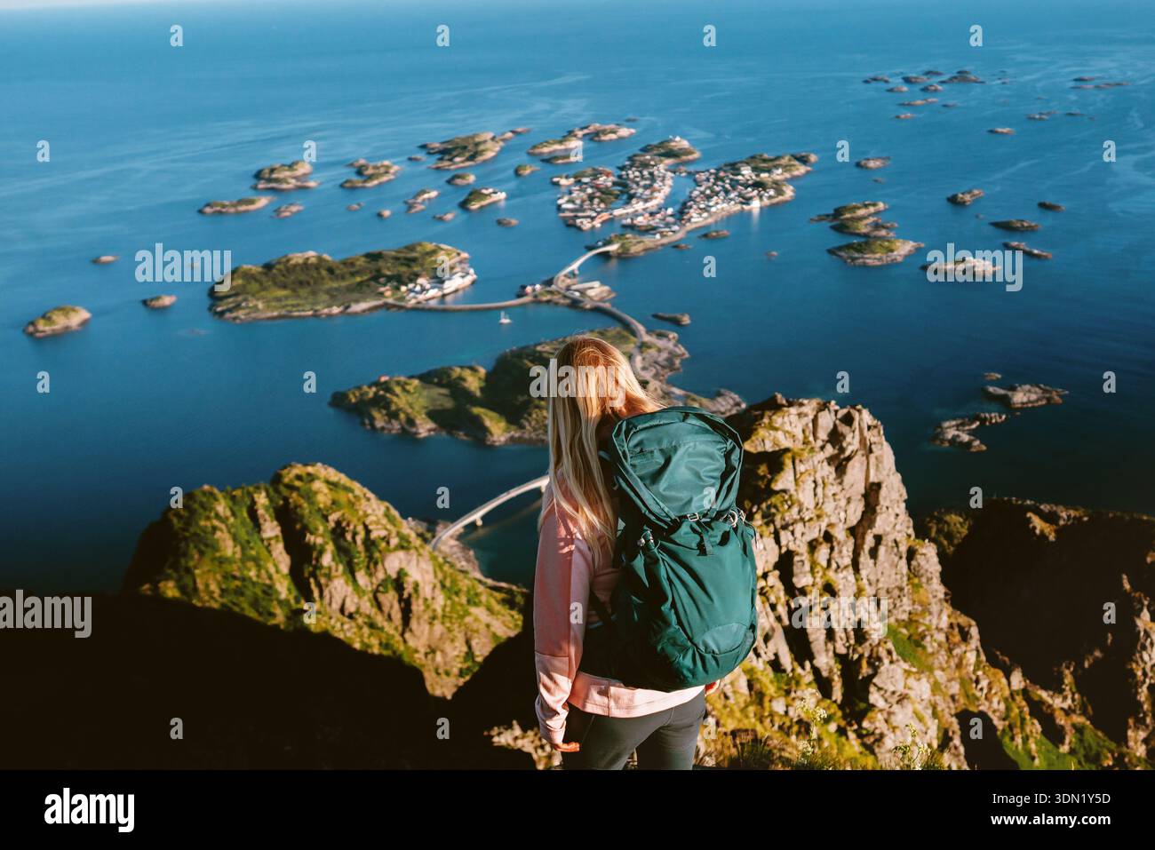 Femme randonneur avec sac à dos voyageant en solo en Norvège randonnée dans les îles Lofoten actif style de vie sain voyage aventure vacances en plein air, plaisir touristique Banque D'Images