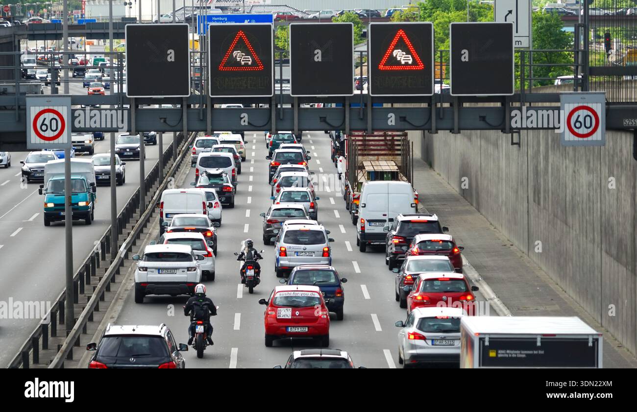 Embouteillage sur autoroute pendant les heures de pointe à Berlin Westkreuz, feux stop, embouteillages, mobilité urbaine, Stadtautobahn Banque D'Images