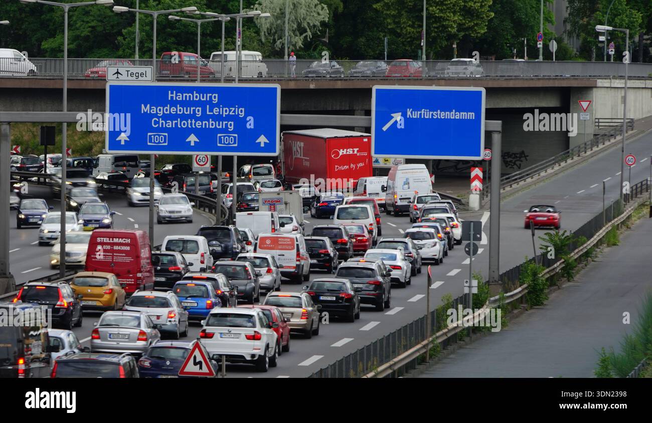 Embouteillage sur autoroute pendant les heures de pointe à Berlin Westkreuz, feux stop, embouteillages, mobilité urbaine, Stadtautobahn Banque D'Images
