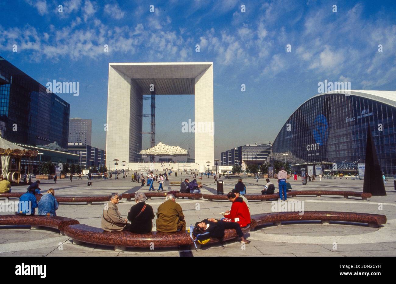 France, la Grande Arche de la Défense dans le quartier d'affaires de la Défense à Paris. Conçu par l'architecte danois Otto von Spreckelsen, le bâtiment i. Banque D'Images