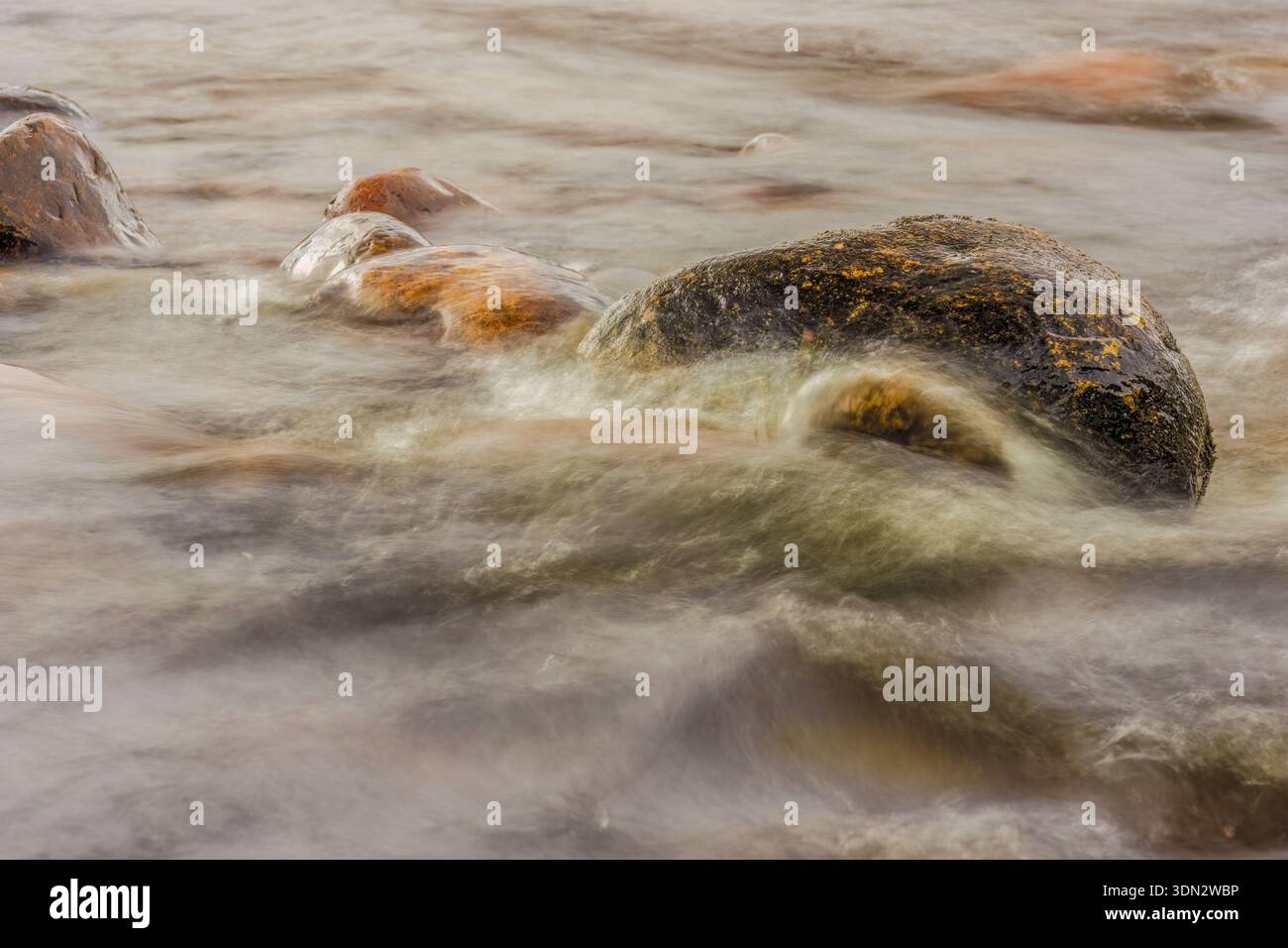 Une section du ruisseau et des rochers de la rivière El Valle, photographie longue exposition capturée dans une ferme près du village de la Palma Banque D'Images