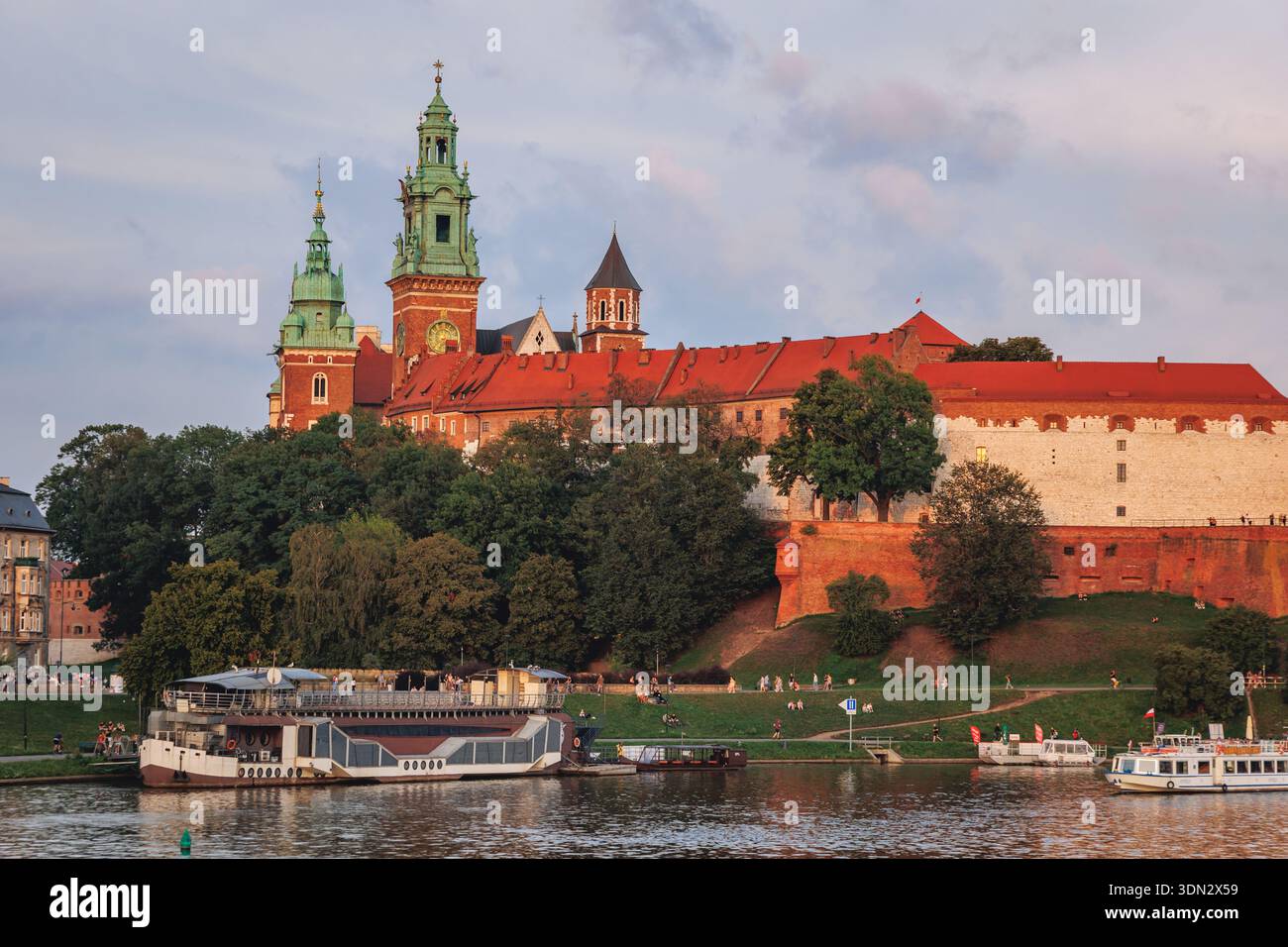 Cracovie, Pologne - 23 août 2022 : Château et cathédrale de Wawel sur la Vistule à Cracovie Banque D'Images