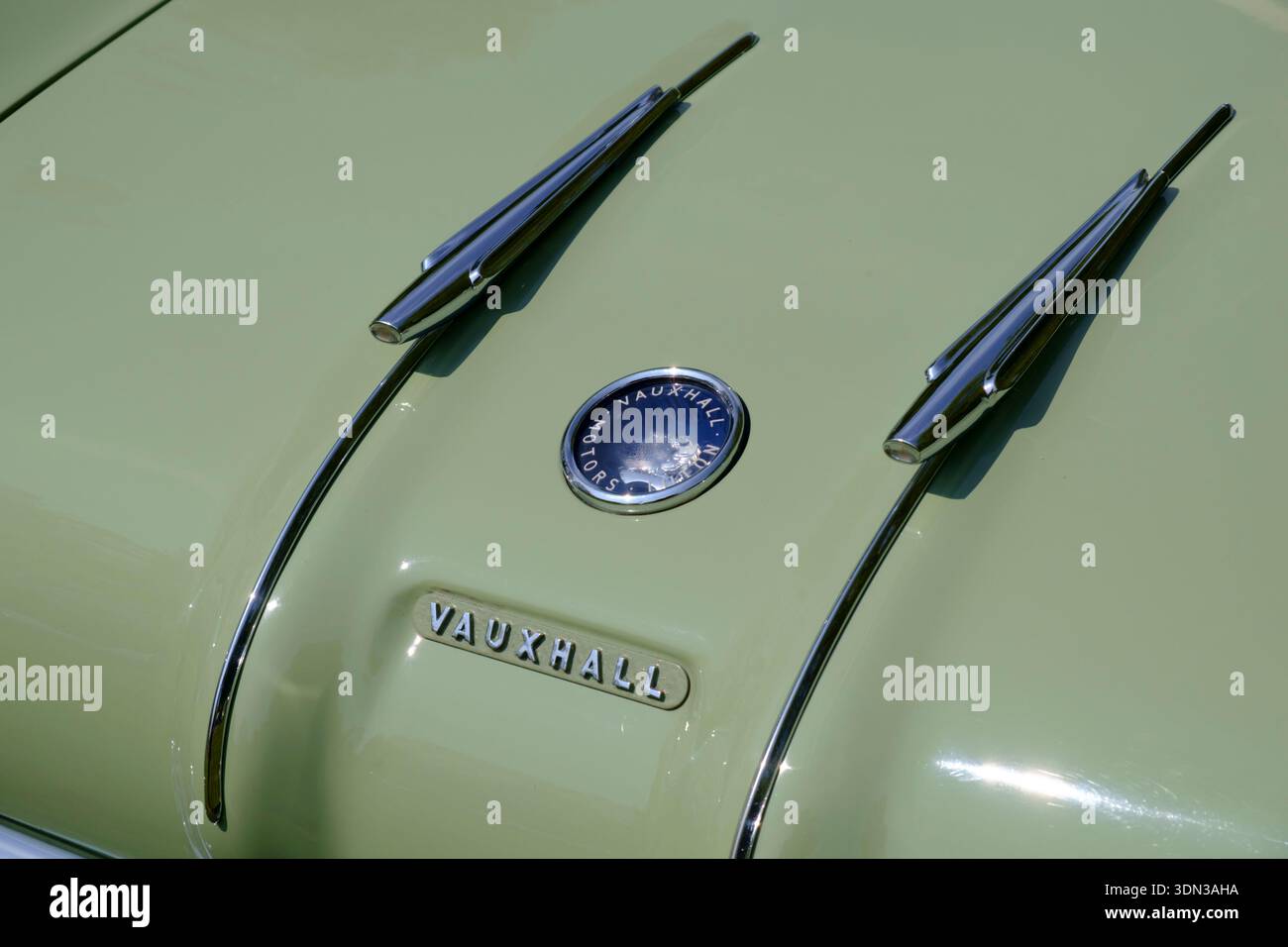 Vauxhall Victor Bonnet avec badges et logo Banque D'Images